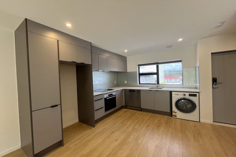 Photo of property in 96d Triangle Road, Massey, Auckland, 0614