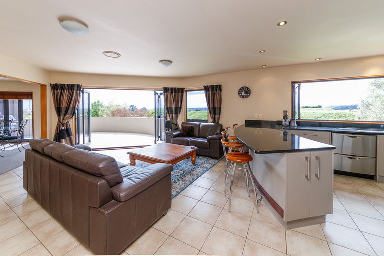 Photo of property in 33 Ruapehu Drive, Fitzherbert, Palmerston North, 4410