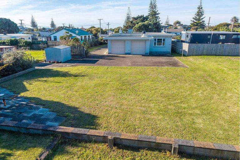 Photo of property in 5 Toi Street, Otaki Beach, Otaki, 5512