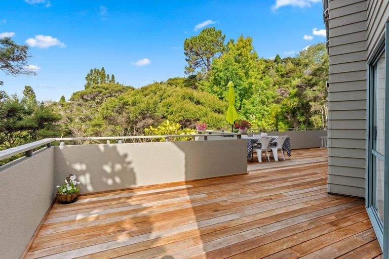 Photo of property in 140 Chelsea View Drive, Chatswood, Auckland, 0626