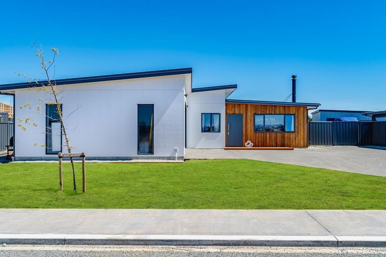 Photo of property in 2 Canal Place, Twizel, 7901