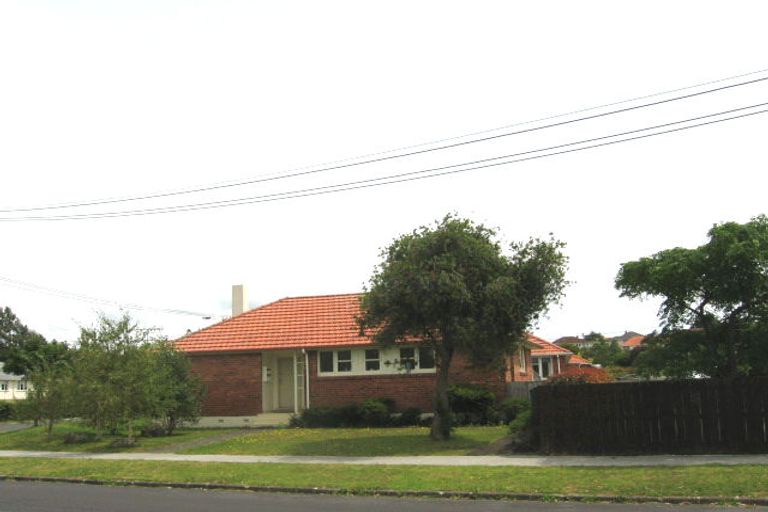 Photo of property in 2 Silverton Avenue, Wai O Taiki Bay, Auckland, 1072
