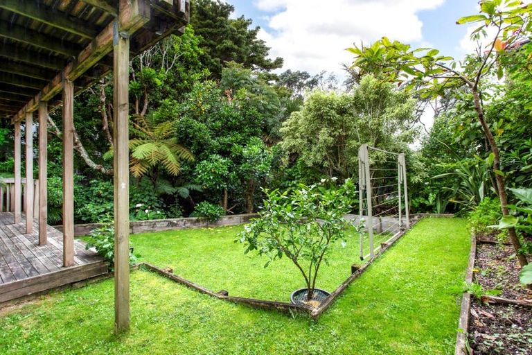 Photo of property in 2/8 Gray Crescent, Torbay, Auckland, 0630