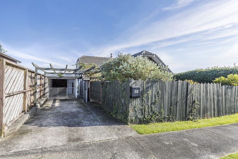 Photo of property in 32 Kinloch Place, Papakowhai, Porirua, 5024