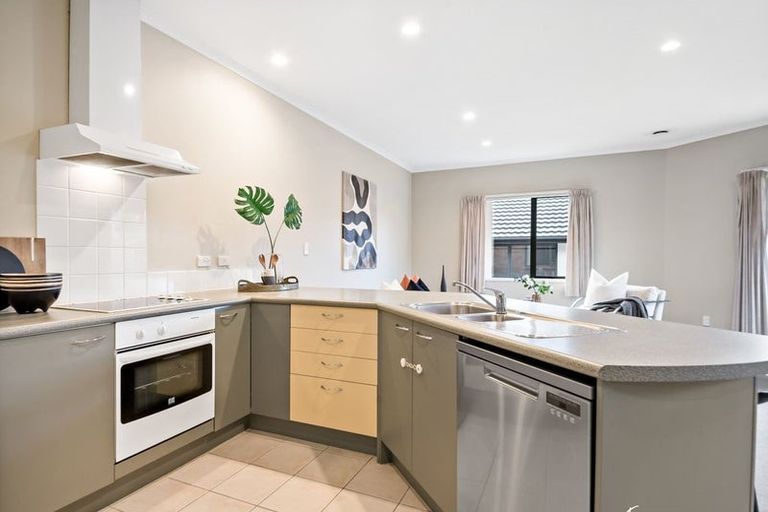 Photo of property in 11 Sunvista Avenue, Oteha, Auckland, 0632