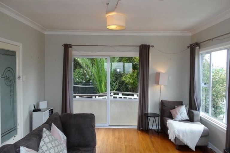 Photo of property in 1/7 Te Atatu Road, Te Atatu South, Auckland, 0610