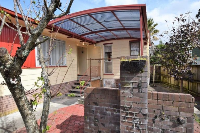 Photo of property in 38 Larissa Avenue, Henderson, Auckland, 0610