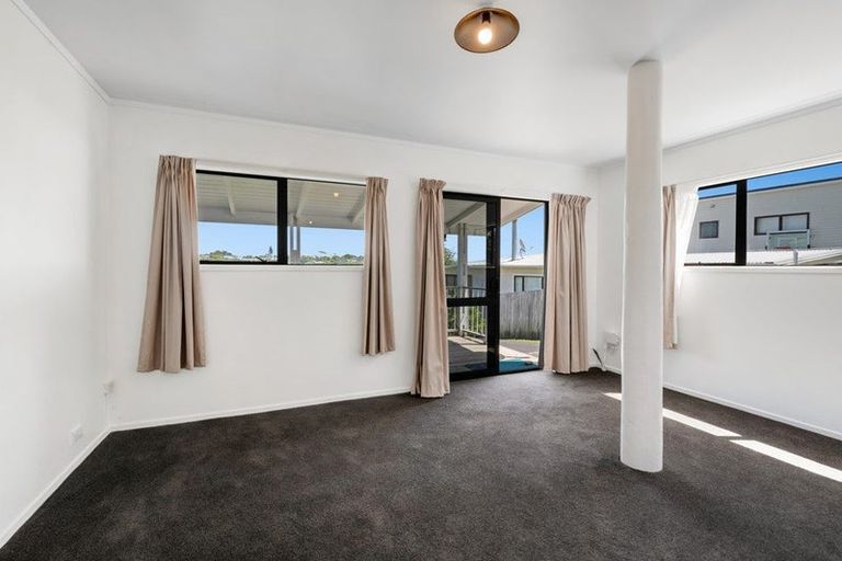 Photo of property in 65 De Luen Avenue, Tindalls Beach, Whangaparaoa, 0930