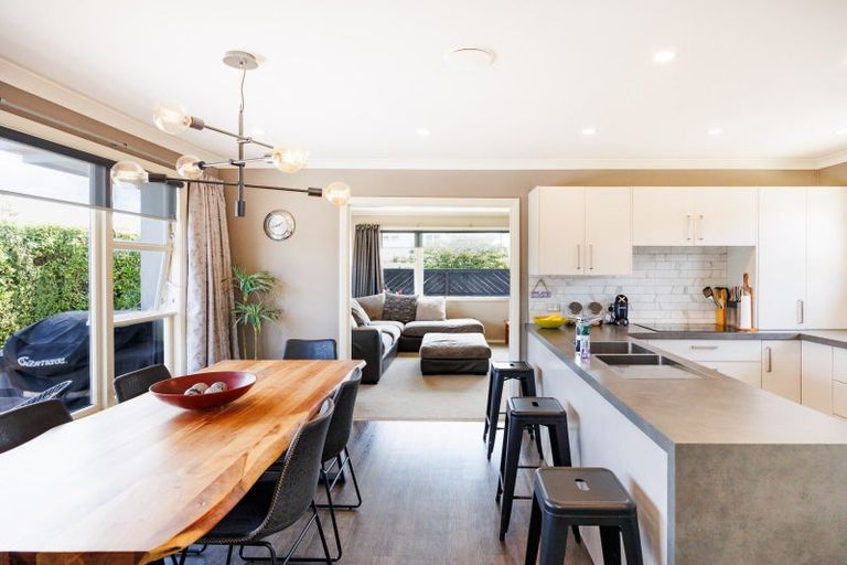 Photo of property in 2 Anzio Place, Awapuni, Palmerston North, 4412