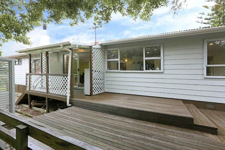 Photo of property in 19 Sunnyside Road, Sunnyvale, Auckland, 0612