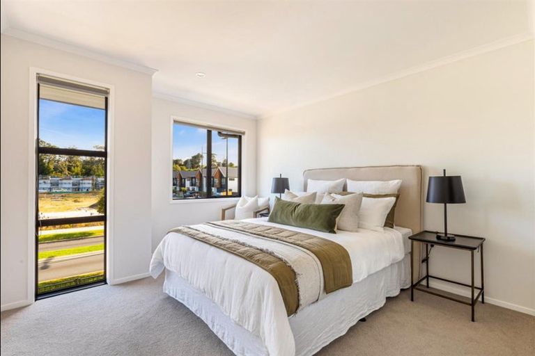 Photo of property in 2 Kumerahou Street, Kumeu, 0810