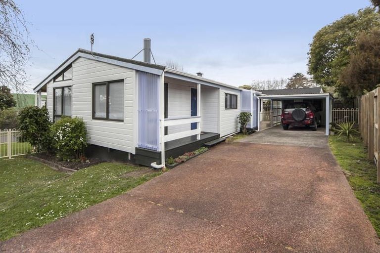 Photo of property in 10 Kitewao Street, Northcote, Auckland, 0627
