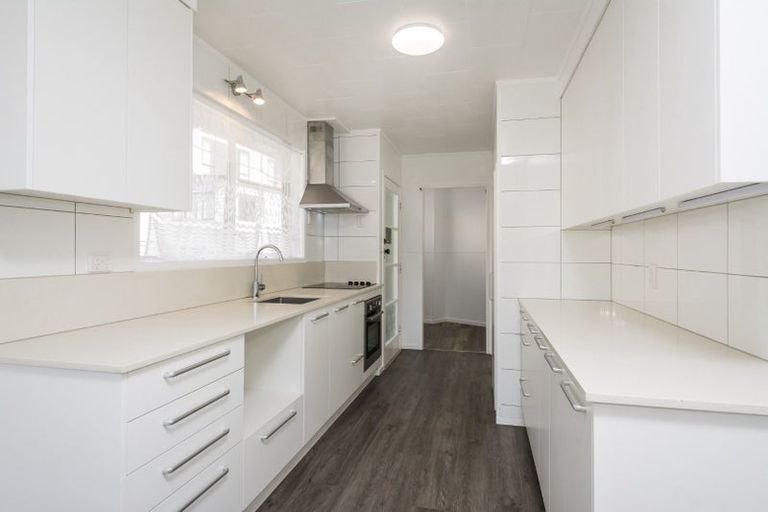 Photo of property in 52 Cockayne Crescent, Sunnynook, Auckland, 0620