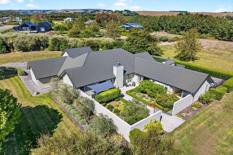 Photo of property in 10 Fairway Drive, Martinborough, 5711