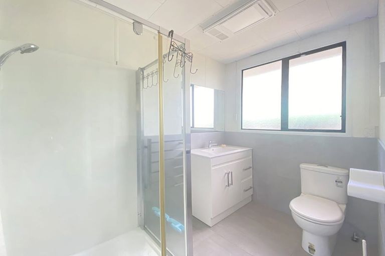 Photo of property in 1/22 Devonshire Road, Unsworth Heights, Auckland, 0632