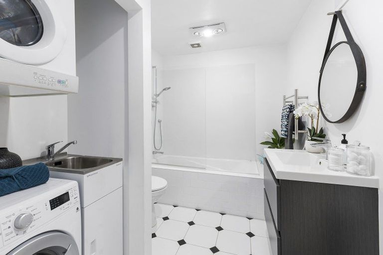 Photo of property in 16 Lawson Place, Mount Victoria, Wellington, 6011