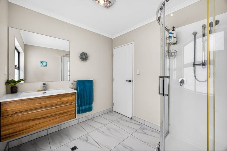 Photo of property in 2 Lumbarda Drive, Kumeu, 0810