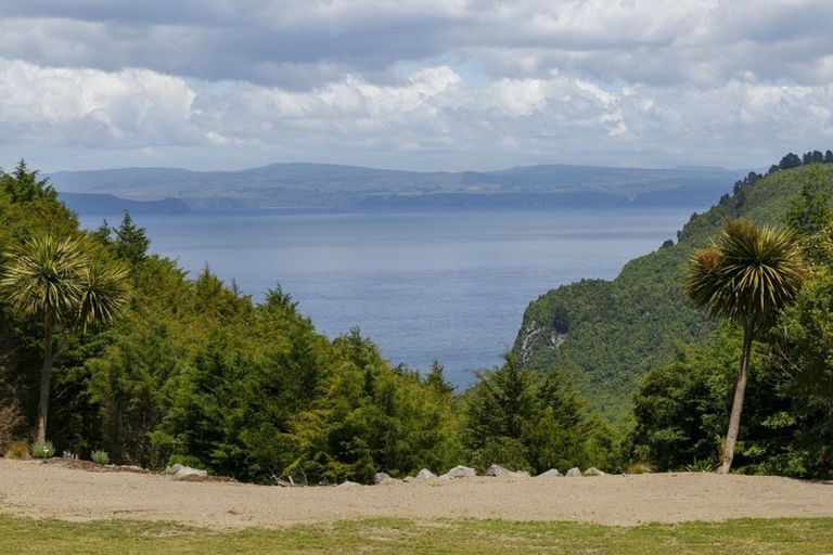 Photo of property in 124 Highland Drive, Acacia Bay, Taupo, 3385