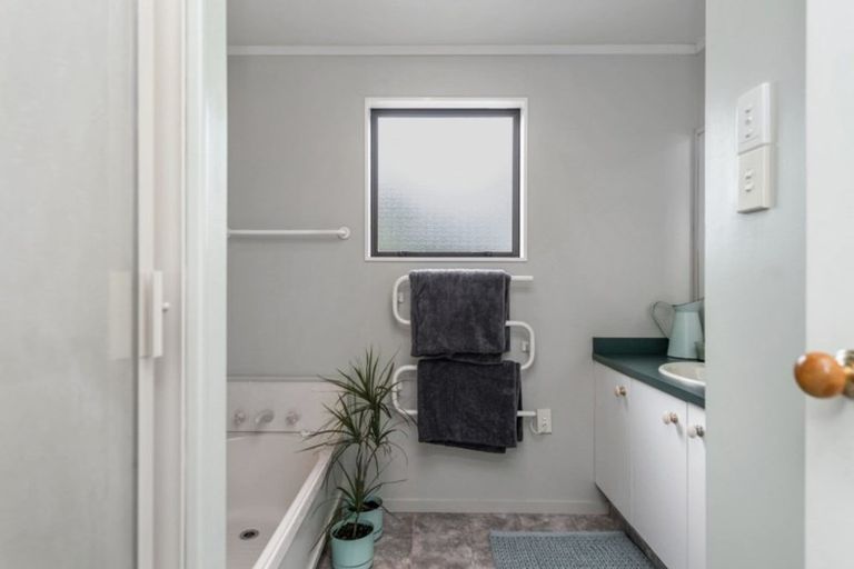 Photo of property in 12 Commodore Avenue, Flagstaff, Hamilton, 3210