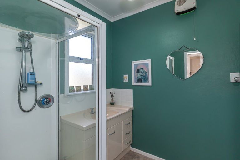 Photo of property in 37 Bowen Street, Levin, 5510