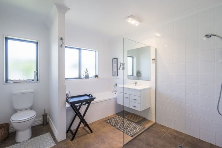 Photo of property in 3 Holcombe Drive, Paraparaumu, 5032