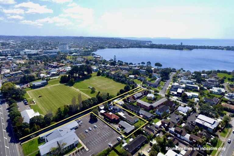 Photo of property in 2/36 Pupuke Road, Takapuna, Auckland, 0622