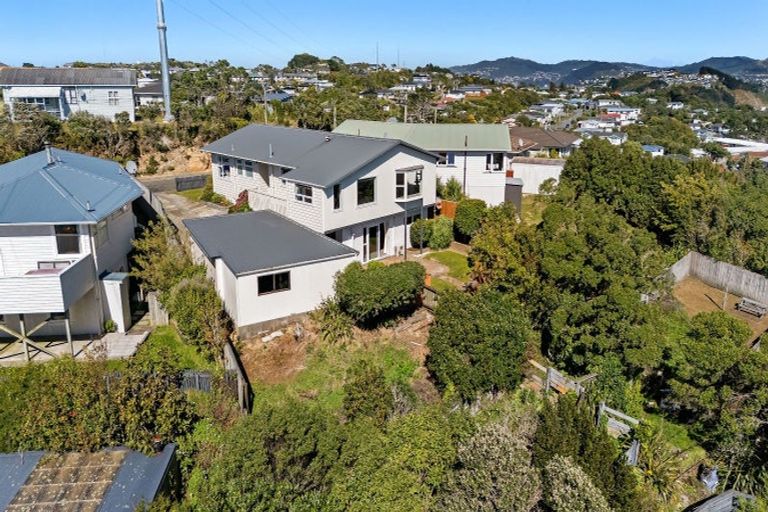 Photo of property in 32 Brooker Grove, Newlands, Wellington, 6037