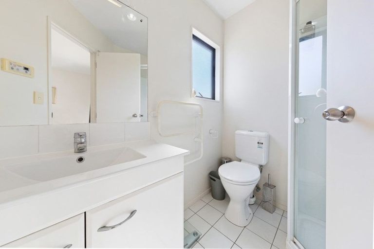 Photo of property in 9 Spalding Rise, Golflands, Auckland, 2013