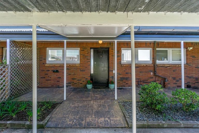 Photo of property in 2/289 Glenfield Road, Glenfield, Auckland, 0629