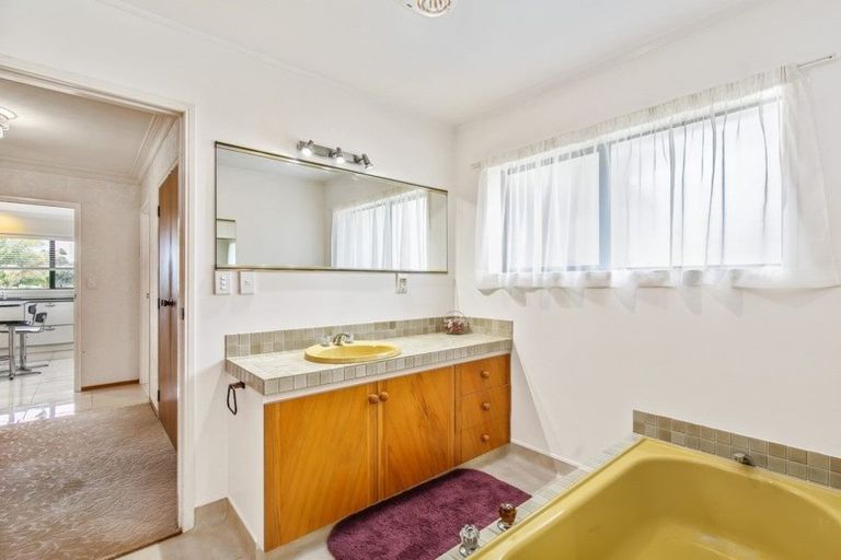 Photo of property in 10 Cyclades Place, Shelly Park, Auckland, 2014