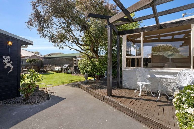 Photo of property in 77 Farquhars Road, Redwood, Christchurch, 8051