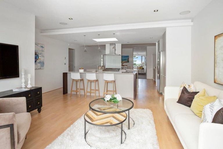 Photo of property in Esplanade Apartments, 8/16 Beach Front Lane, Browns Bay, Auckland, 0630