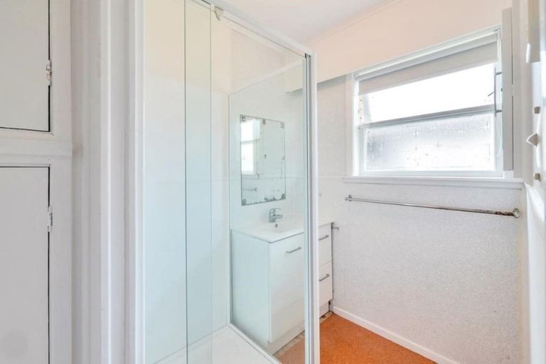 Photo of property in 2/16 Blacklock Avenue, Henderson, Auckland, 0612