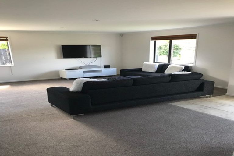 Photo of property in 60 Roberta Crescent, Orewa, 0931