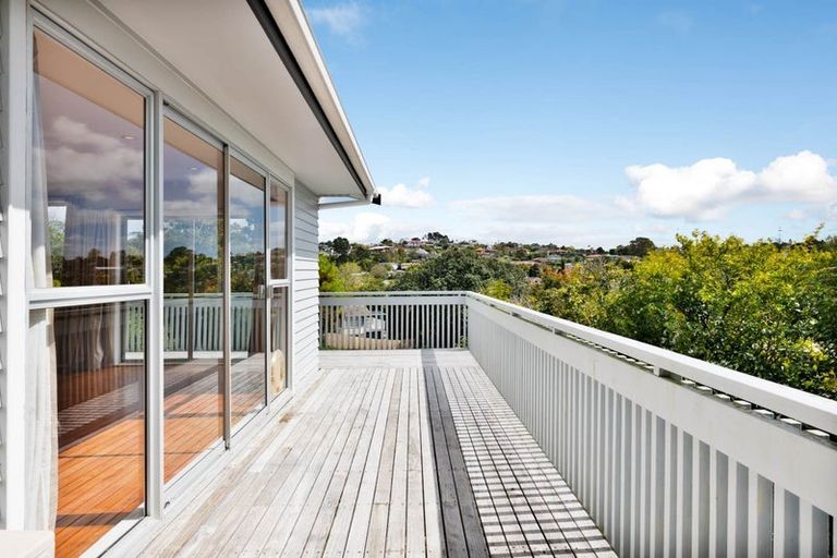 Photo of property in 28 Nor'east Drive, Northcross, Auckland, 0632