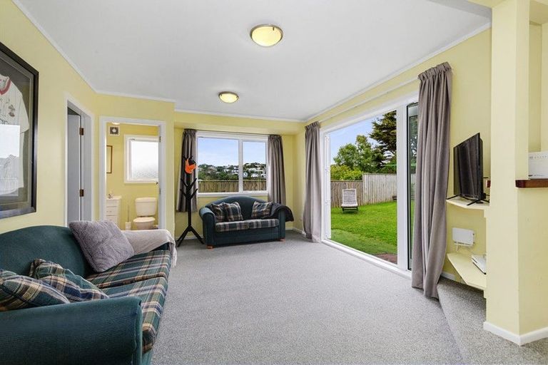 Photo of property in 9 Innes Way, Newlands, Wellington, 6037
