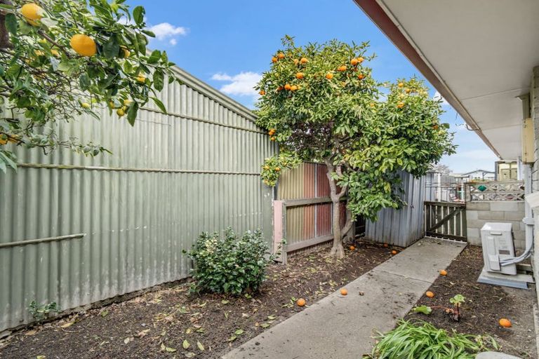 Photo of property in 2/508 Saint Aubyn, Hastings, 4122