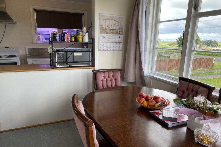 Photo of property in 18 Railway Street, Eltham, 4322