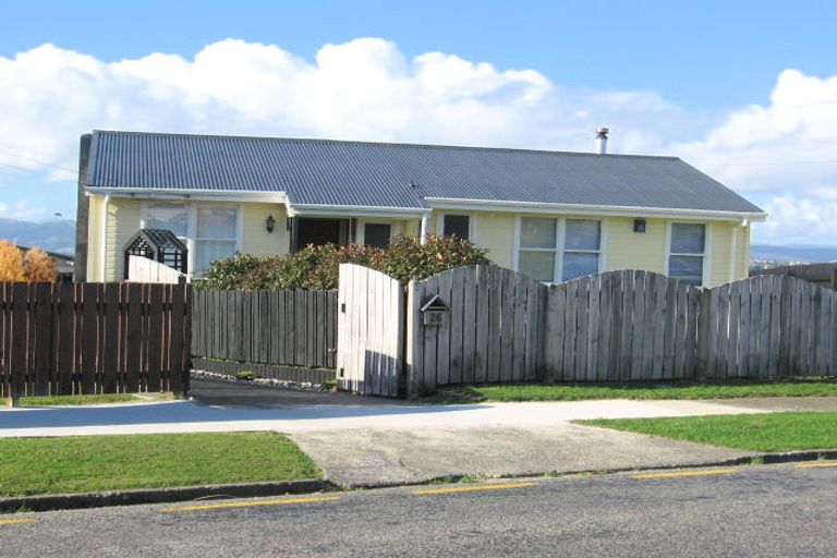 Photo of property in 26 Hiwi Crescent, Titahi Bay, Porirua, 5022