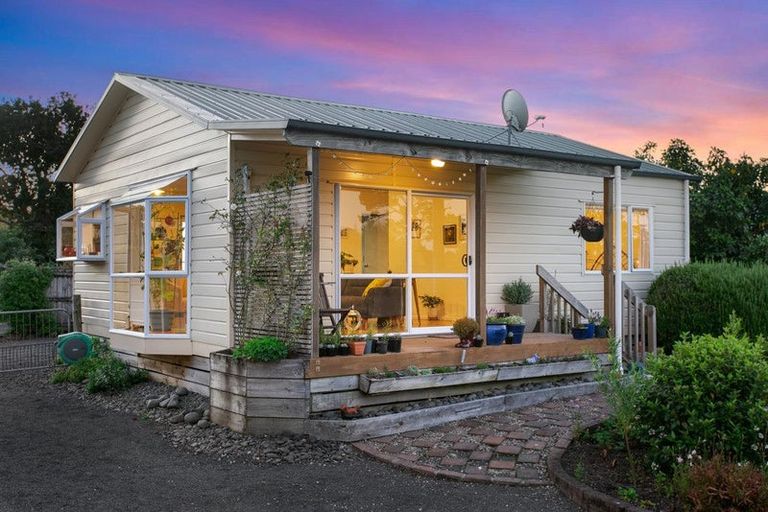 Photo of property in 54 Shaw Road, Oratia, Auckland, 0604