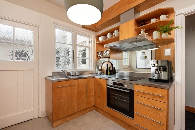 Photo of property in Ionian Flats, 123-125 Brougham Street, Mount Victoria, Wellington, 6011