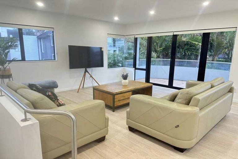 Photo of property in 2/4 Rogers Avenue, Eastern Beach, Auckland, 2012