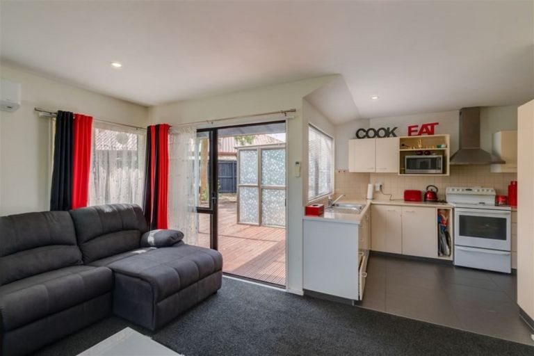 Photo of property in 77 Dunedin Street, Redwood, Christchurch, 8051