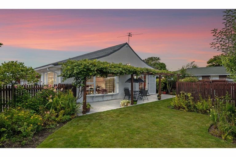 Photo of property in 2/203 Main North Road, Redwood, Christchurch, 8051