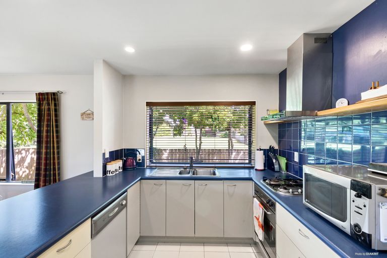 Photo of property in 1/24 Merton Avenue, Glenfield, Auckland, 0627