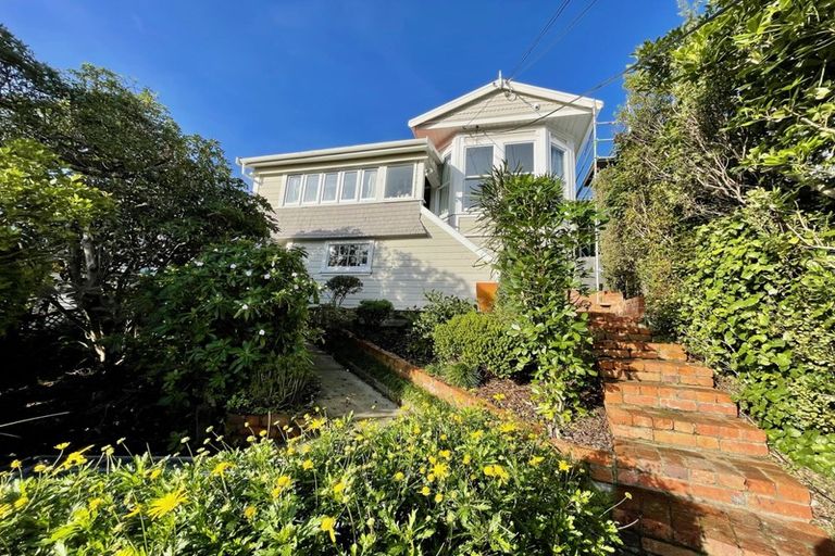 Photo of property in 45 Fairview Crescent, Kelburn, Wellington, 6012