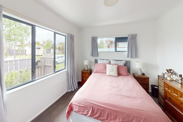 Photo of property in 2 Pinedale Parade, Milson, Palmerston North, 4414