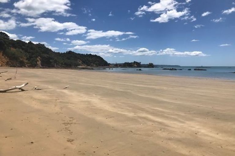 Photo of property in 201 Howard Road, Orere Point, 2585