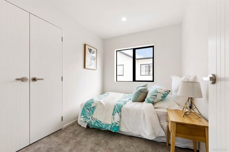 Photo of property in 17e Granville Drive, Massey, Auckland, 0614