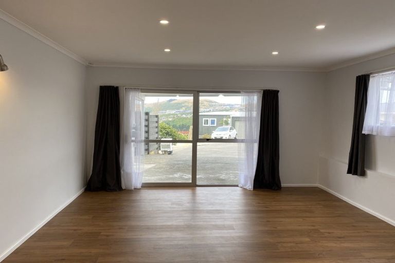 Photo of property in 4 Hillview Crescent, Paparangi, Wellington, 6037